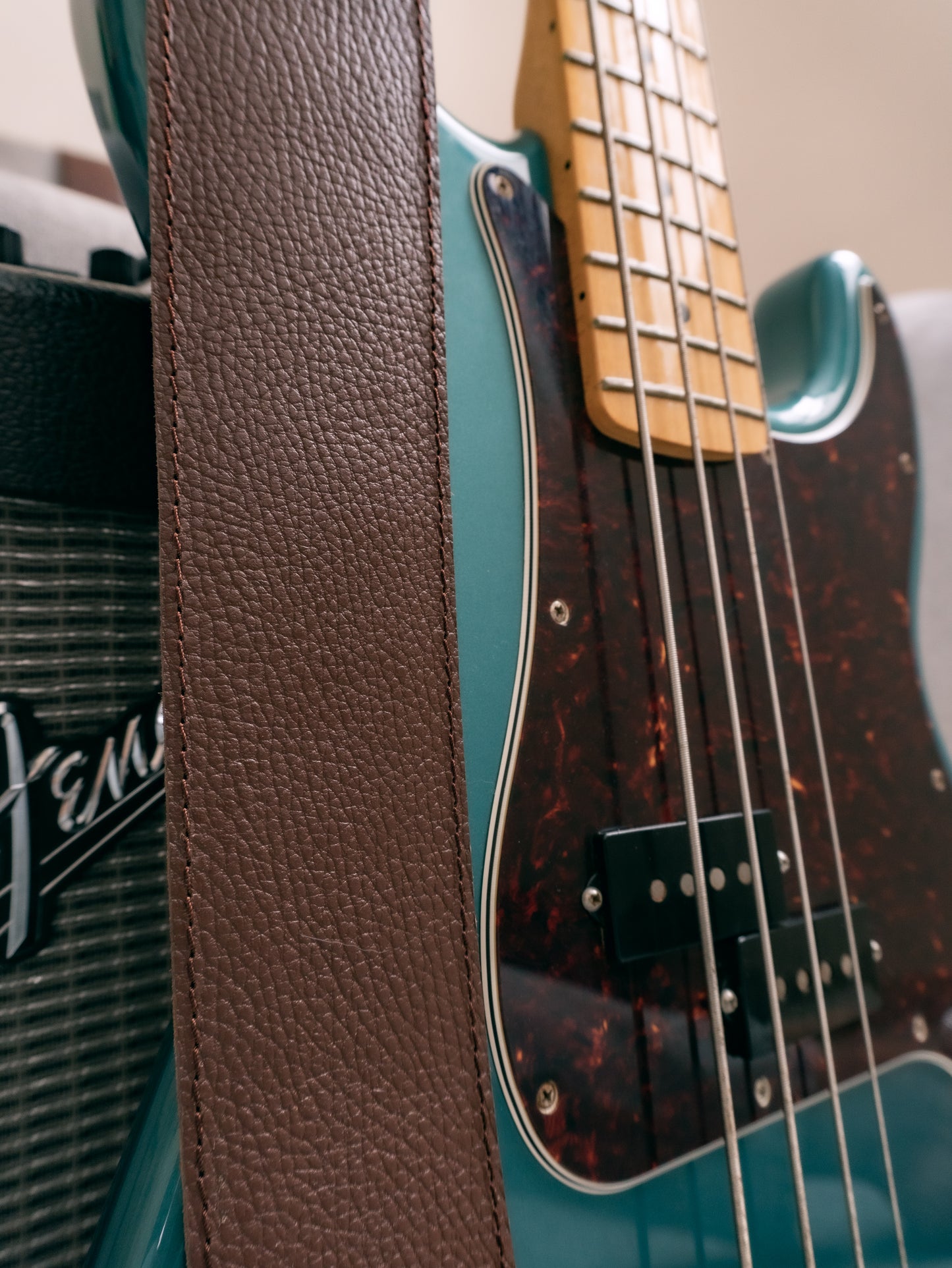 LEATHER STRAP CAFÉ